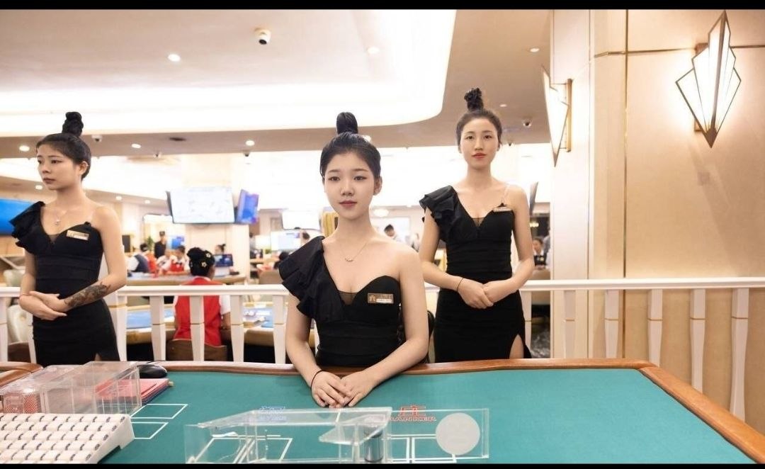 腾龙集团专业服务团队 统一着装微笑服务